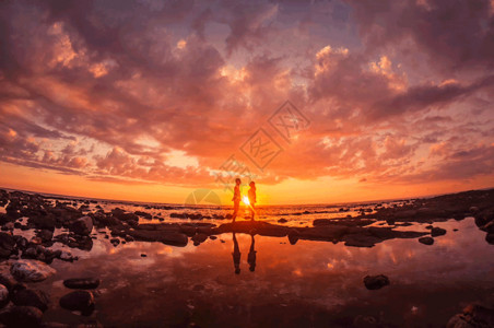 婚纱橱窗旅行中情侣在夕阳下浪漫对视gif高清图片