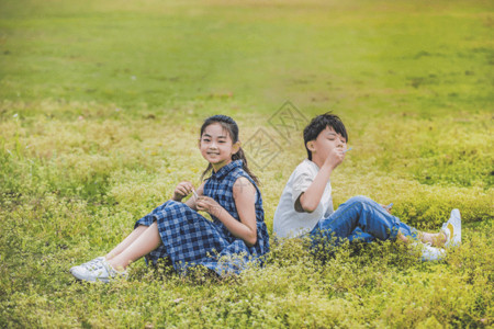 玩滑梯的男孩小学生操场吹泡泡gif高清图片