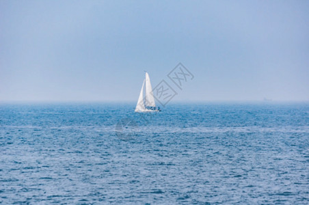 太湖帆船大海上白色帆船gif高清图片