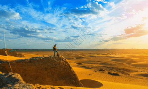沙漠上的人额济纳黑城沙漠风光gif高清图片