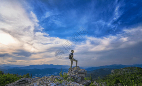 烦躁的年轻男子翻越山峰gif高清图片