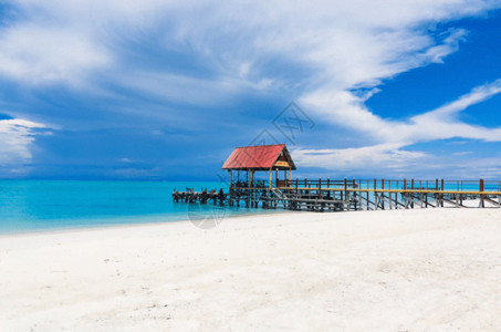 海边度假美女马来西亚沙巴环滩岛海滩gif高清图片