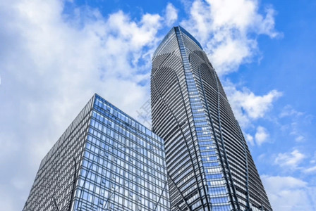 玻璃奶瓶蓝天下的高楼大厦gif动图高清图片