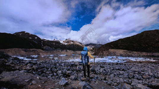 滑雪的女人户外徒步线路稻城亚丁gif高清图片