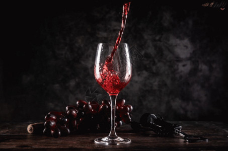 葡萄架上饱满的葡萄红酒倒酒gif高清图片