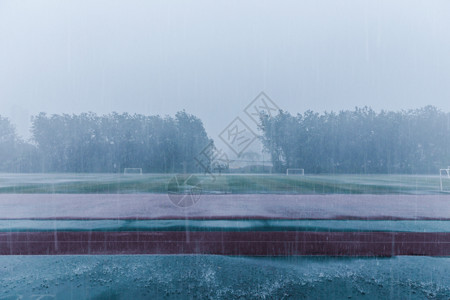 高中操场校园操场暴雨天气gif动图高清图片