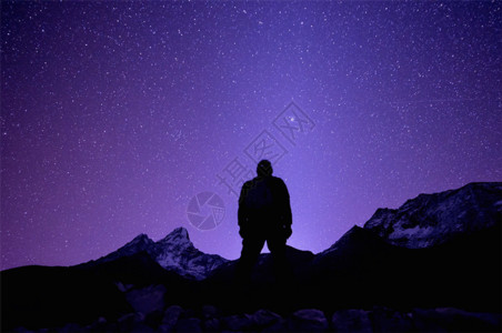 星空下的一个人仰望星空的人gif高清图片