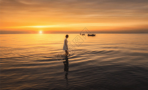 海滩人物站在海中的女孩背影gif高清图片