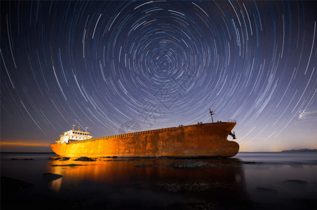 搁浅的船水面上的星轨银河gif高清图片