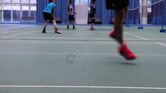 室内羽毛球运动的身影GIF高清图片