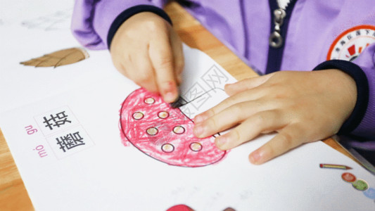 儿童艺术教育儿童画画给蘑菇上色涂鸦GIF高清图片