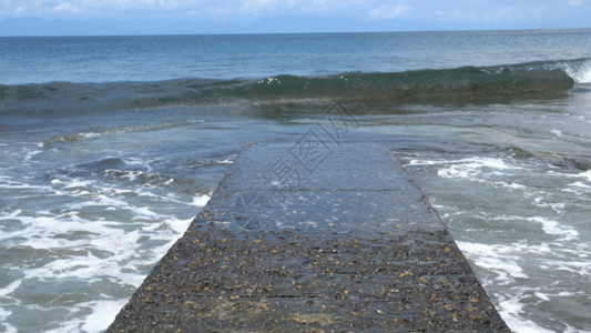 海浪冲击台湾绿岛海滨栈道GIF高清图片
