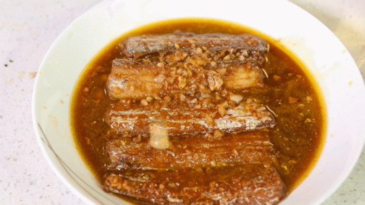 鱼和豆腐做好的红烧带鱼GIF高清图片