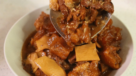土豆和红辣椒美食红烧牛肉GIF高清图片