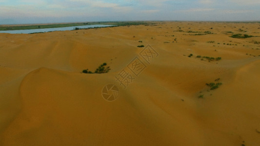 内蒙大草原的牛库布齐沙漠湖泊GIF高清图片