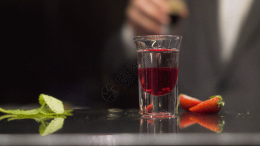 桌子上的杯子酒保上酒GIF高清图片