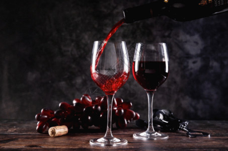 葡萄架上饱满的葡萄红酒倒酒gif高清图片