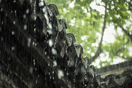 雨天过马路古式建筑gif动图高清图片