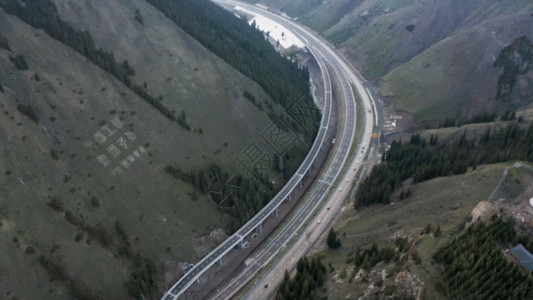新疆伊犁那拉提杏花谷盘山公路基础设施航拍GIF高清图片