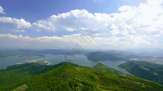 林湖蓝天白云下山水小岛延时GIF高清图片