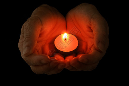 爱心和蜡烛图标手捧蜡烛祈福gif动图高清图片