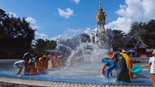 傣族民居傣族泼水节狂欢GIF高清图片