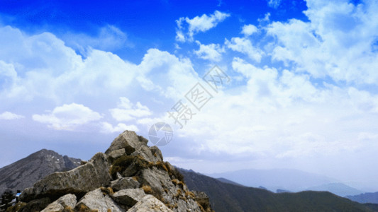 云绕雪山顶山顶流动的云延时GIF高清图片