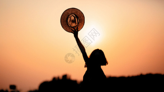 女性旅行夕阳下的女性背影gif动图高清图片