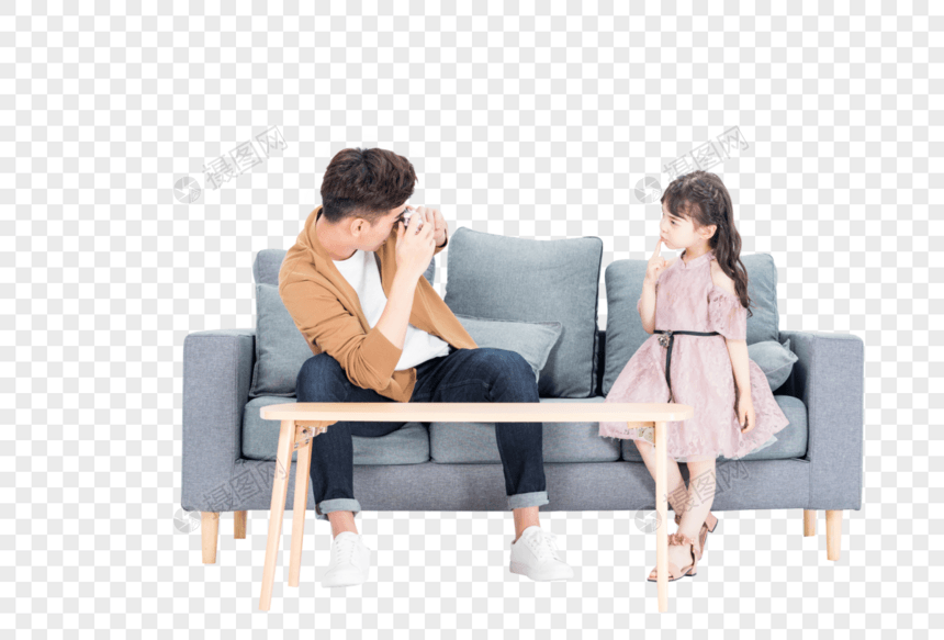 年轻爸爸和女儿在客厅沙发拍照自拍图片