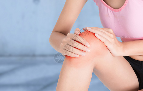 膝盖疼痛坐在膝盖上高清图片