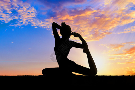 夕阳下锻炼瑜伽背景图片