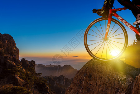 夕阳高山翻山越岭的山地车设计图片