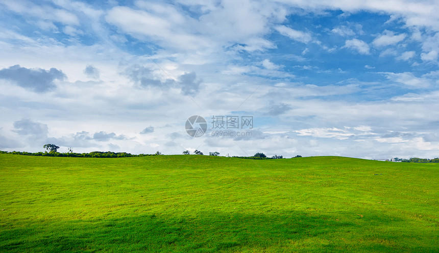 草地天空背景图片