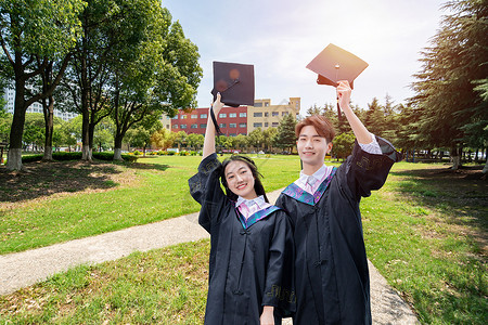 手持毕业证书的大学生毕业季设计图片