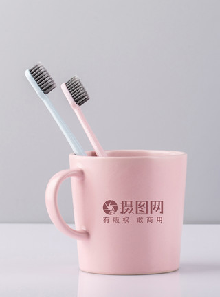 牙刷杯子简约粉色牙刷与杯子样机模板