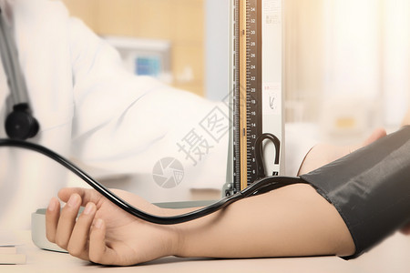 近视体检医生测量血压设计图片