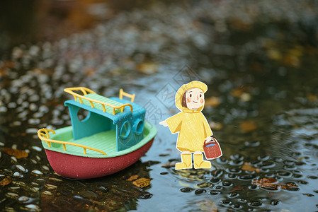 黄小檬深秋在水洼里的玩具小船和小人插画