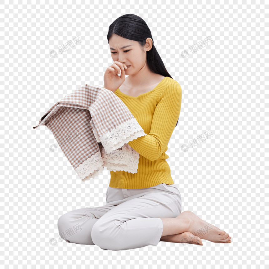 家庭主妇清洗衣物闻脏衣物图片
