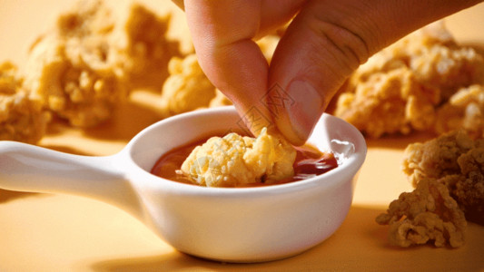 快餐餐具鸡米花油炸食品鸡米花蘸番茄酱GIF高清图片