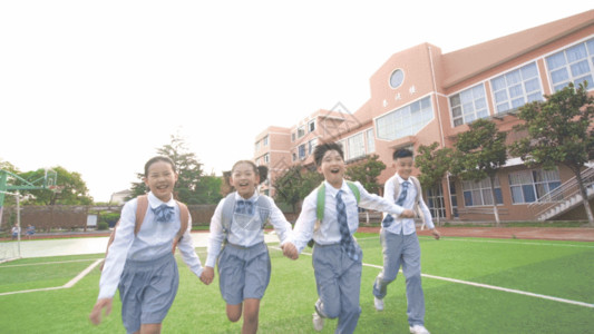 亚洲青少年开学季学生们开心的牵手跑向学校GIF高清图片
