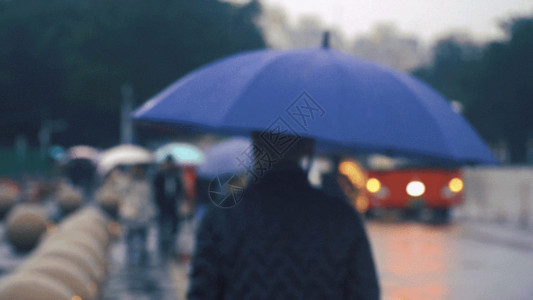 一个人的背影雨天街道上的行人GIF高清图片