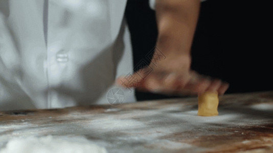 做糕点的厨师实拍中秋擀面杖和面制作月饼面皮GIF高清图片