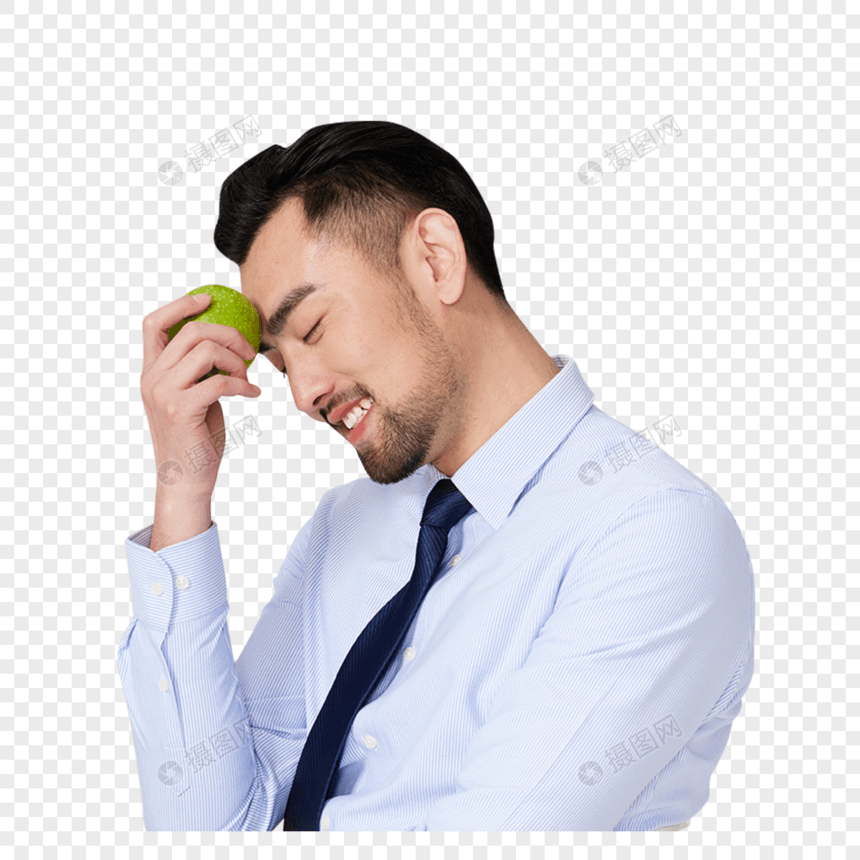 男性拿着青苹果坐在办公桌前图片