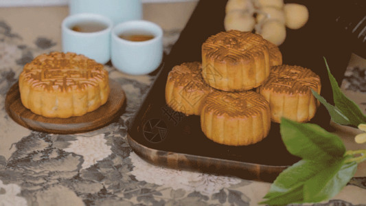牛轧糖和咖啡桌上摆放的月饼茶和叶子GIF高清图片