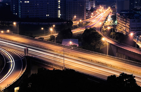 夜间公路交接汽车灯图片