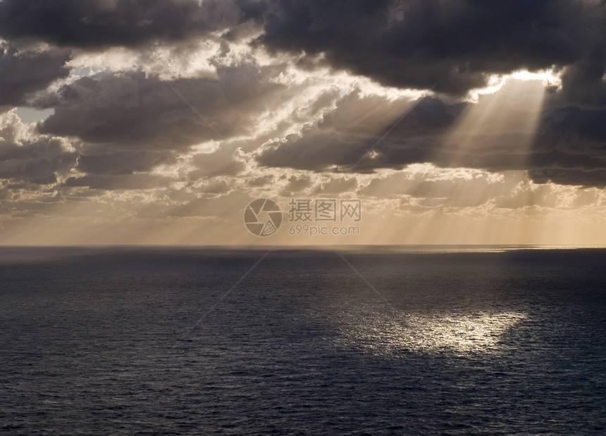 寒冬地中海日落时美丽的暮图片