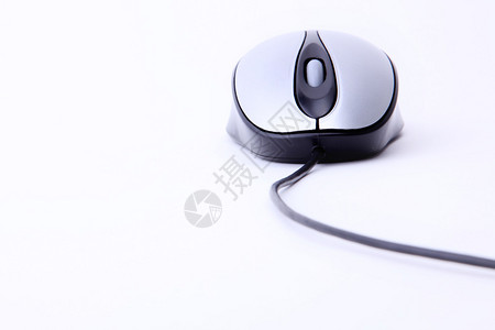鼠标与白色桌子上的黑色电缆孤立图片