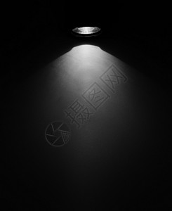 黑色背景投影机的白光束Bla背景图片