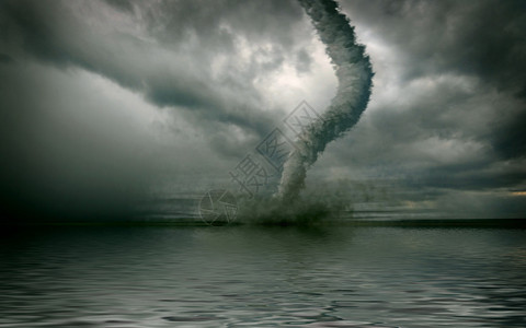 横跨水面的大龙卷风图片