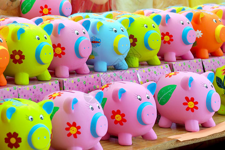 许多porcelais五颜六色的钱猪在展台上出售图片